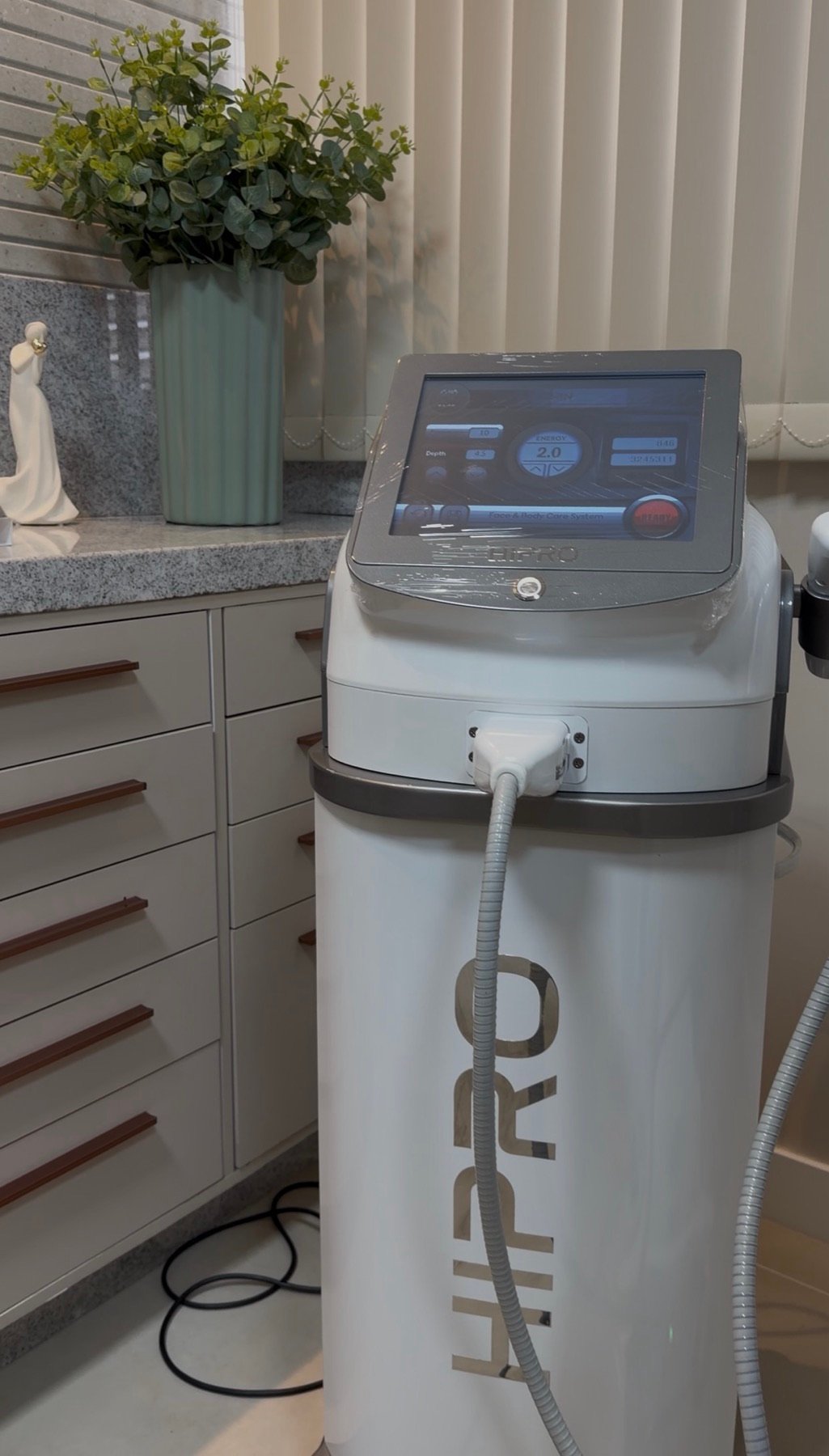 Equipamento Hi Pro de ultrassom microfocado na sala de estética do Grupo Incanto